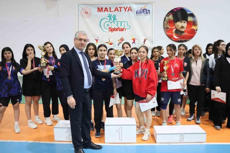 Malatya’da Badminton Ve Futsal İl Şampiyonları Kupalarını Aldı
