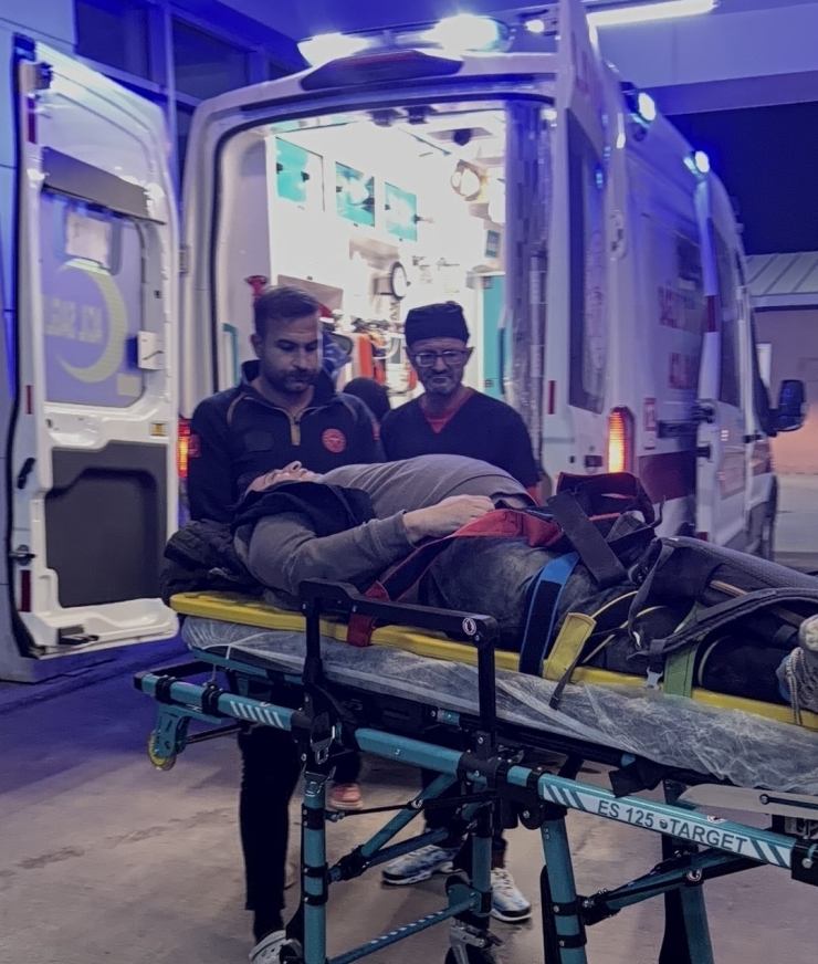 Çukura Giren Motosiklet Devrildi: 1 Yaralı