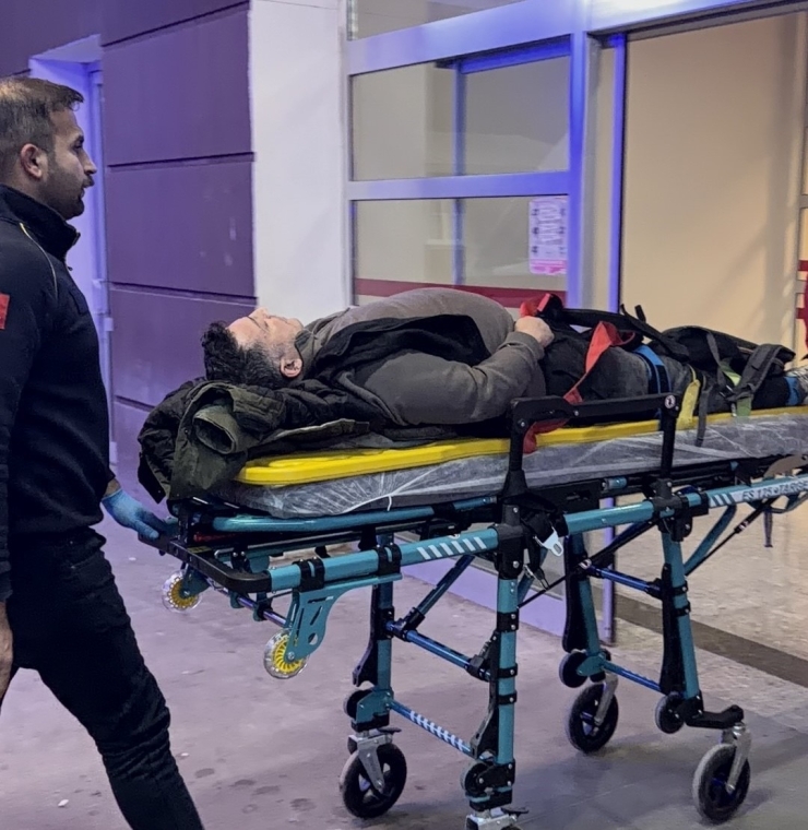 Çukura Giren Motosiklet Devrildi: 1 Yaralı