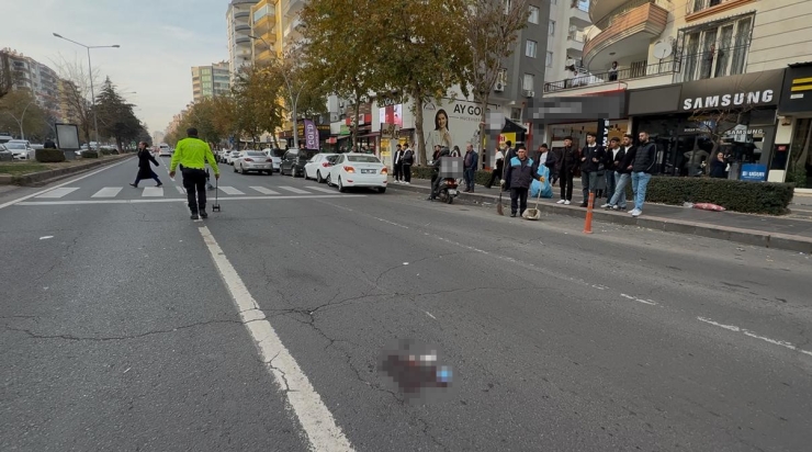 Otomobilin Çarptığı Yaya Ağır Yaralandı, Sürücüler Birbirlerinin Üstüne Yürüdü