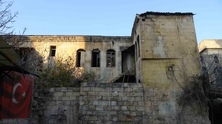 Gaziantep’te Fransız Zulmünün 104 Yıllık İzi: Sivil Halka Atılan Top Mermisi Hala Duvarda Duruyor