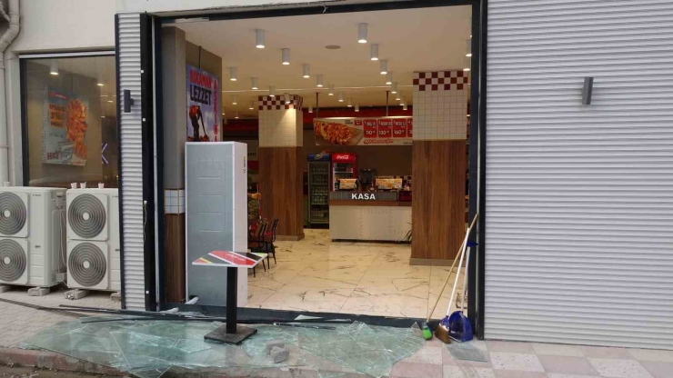 Kontrolden Çıkan Araç Dönerciye Girdi