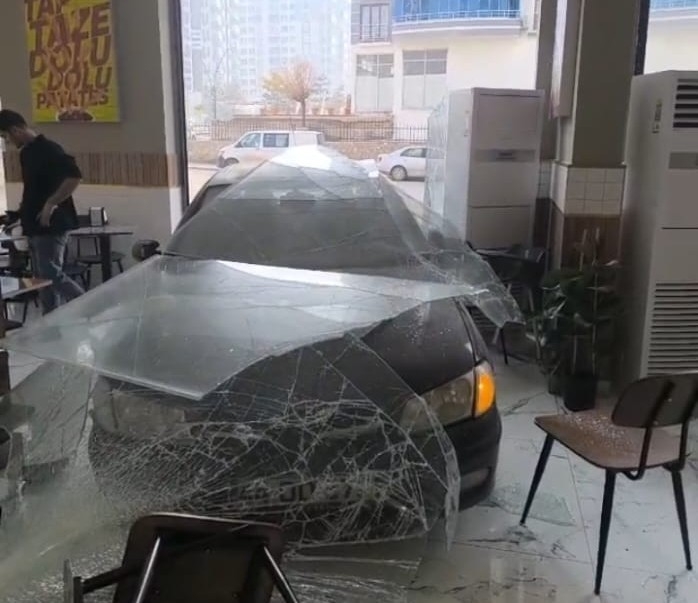 Kontrolden Çıkan Araç Dönerciye Girdi