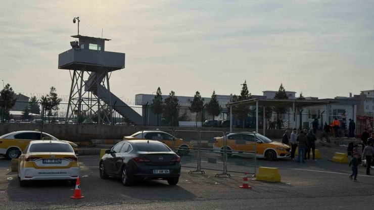 Diyarbakır’da 11’inci Yargı Paketi Heyecanı: Aileler Cezaevi Önünde Toplandı