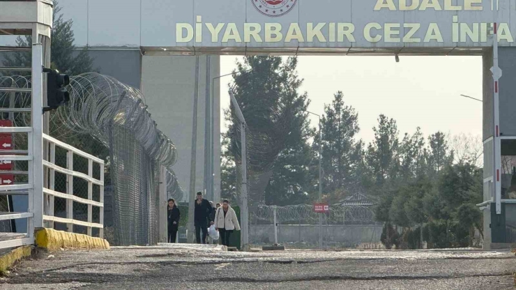 Diyarbakır’da 11’inci Yargı Paketi Heyecanı: Aileler Cezaevi Önünde Toplandı