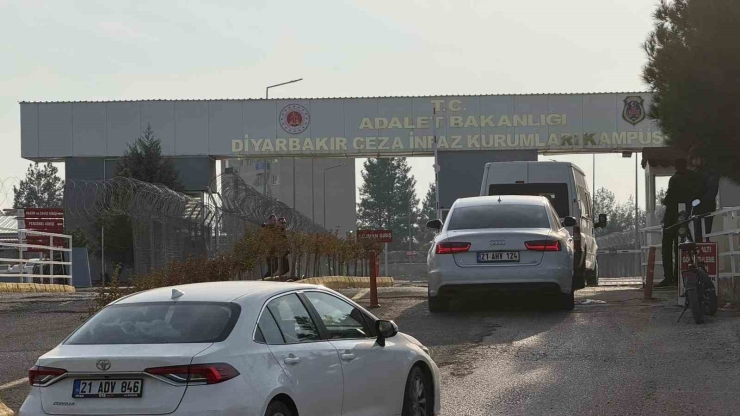Diyarbakır’da 11’inci Yargı Paketi Heyecanı: Aileler Cezaevi Önünde Toplandı