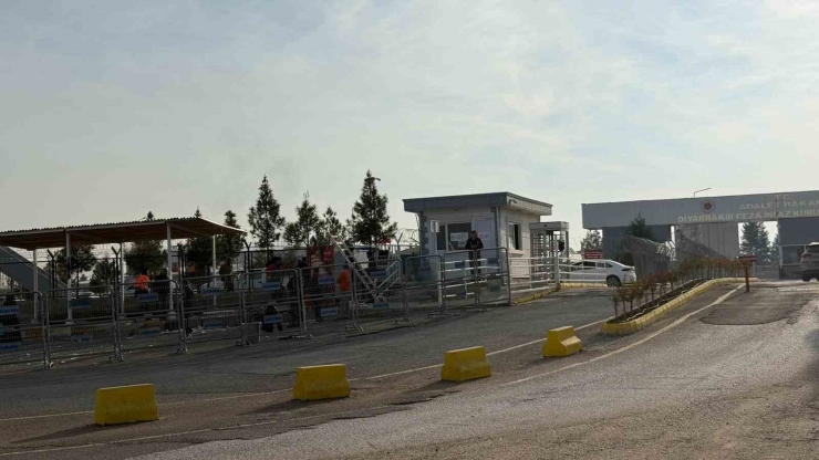 Diyarbakır’da 11’inci Yargı Paketi Heyecanı: Aileler Cezaevi Önünde Toplandı