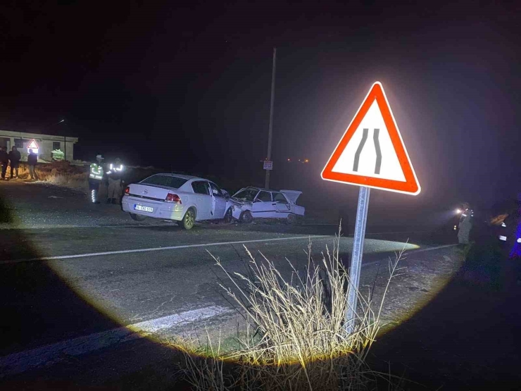 Siverek’te Otomobiller Kafa Kafaya Çarpıştı: 2’si Ağır 7 Yaralı