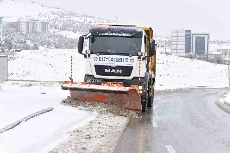 Malatya Büyükşehir Belediyesi’nden Yoğun Kar Mesaisi