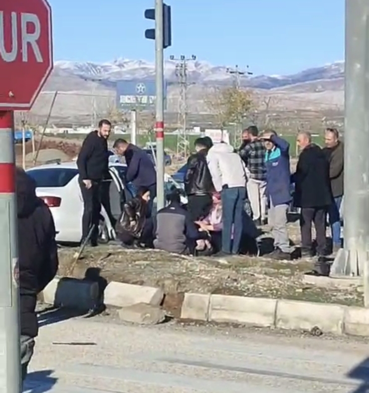 Adıyaman’da İki Otomobil Çarpıştı: 1 Ölü, 8 Yaralı