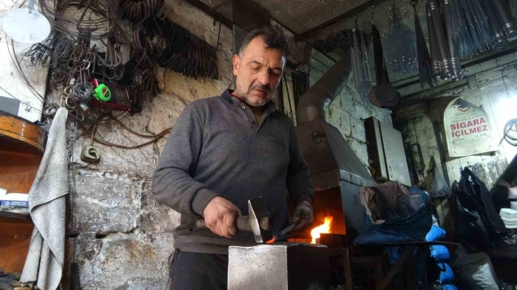 Eski Yöntemlerle Ürettiği Kebap Şişlerini 15 Ülkeye İhraç Ediyor