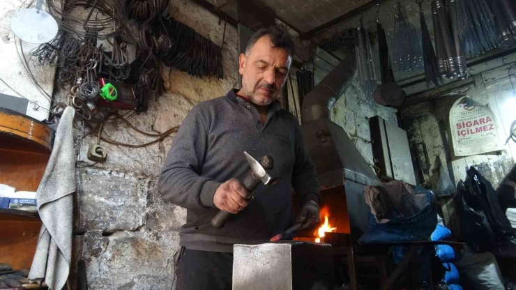 Eski Yöntemlerle Ürettiği Kebap Şişlerini 15 Ülkeye İhraç Ediyor