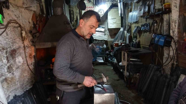 Eski Yöntemlerle Ürettiği Kebap Şişlerini 15 Ülkeye İhraç Ediyor