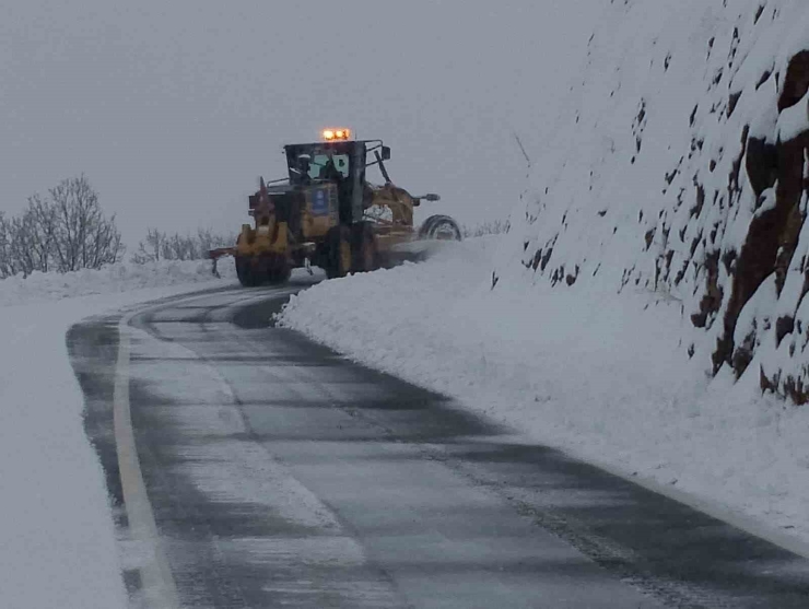Kar Yağışıyla Kapanan Kırsal Mahalle Yolları Açılıyor