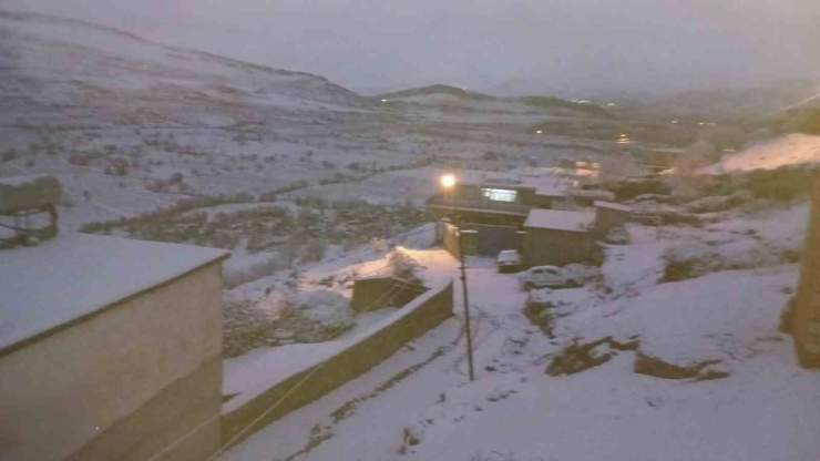 Çermik’e Mevsimin İlk Karı Yağdı