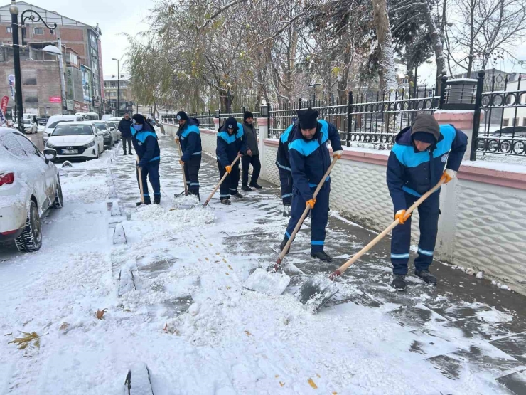 Battalgazi’de Karla Mücadele Aralıksız Sürüyor