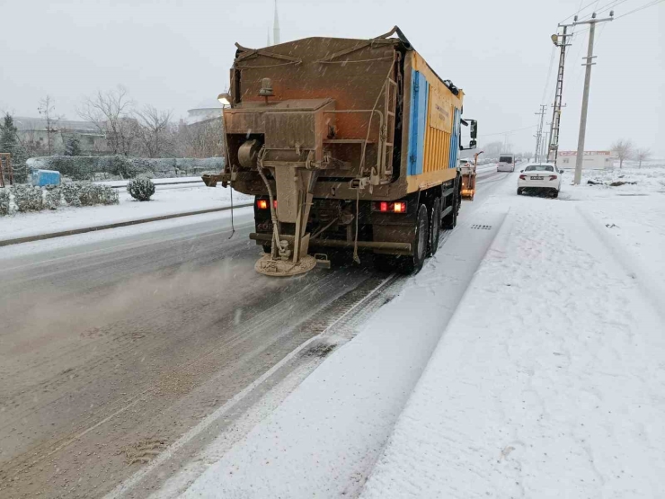 Büyükşehir Belediyesi Tuzlama Ve Kar Küreme Çalışması Yürütüyor