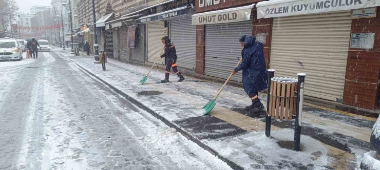 Büyükşehir Belediyesi Tuzlama Ve Kar Küreme Çalışması Yürütüyor