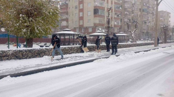 Büyükşehir Belediyesi Tuzlama Ve Kar Küreme Çalışması Yürütüyor