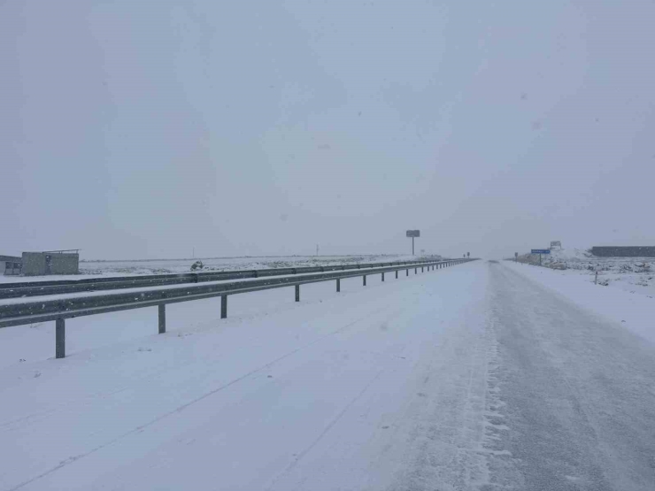 Diyarbakır - Siverek Yolunda Kar Yağışı Ulaşımı Olumsuz Etkiledi
