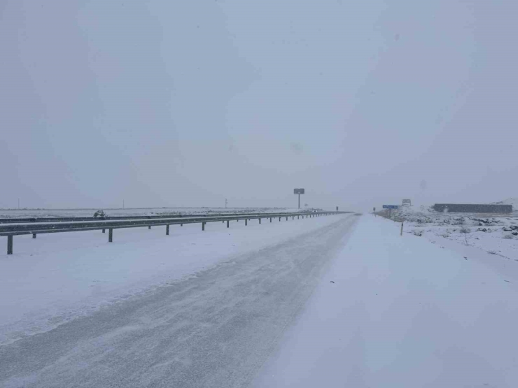 Diyarbakır - Siverek Yolunda Kar Yağışı Ulaşımı Olumsuz Etkiledi