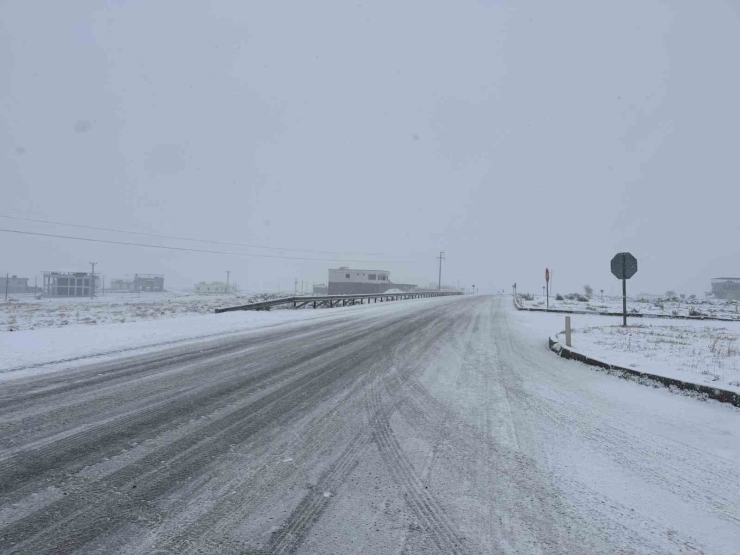Diyarbakır - Siverek Yolunda Kar Yağışı Ulaşımı Olumsuz Etkiledi