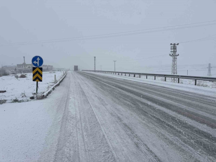 Diyarbakır - Siverek Yolunda Kar Yağışı Ulaşımı Olumsuz Etkiledi