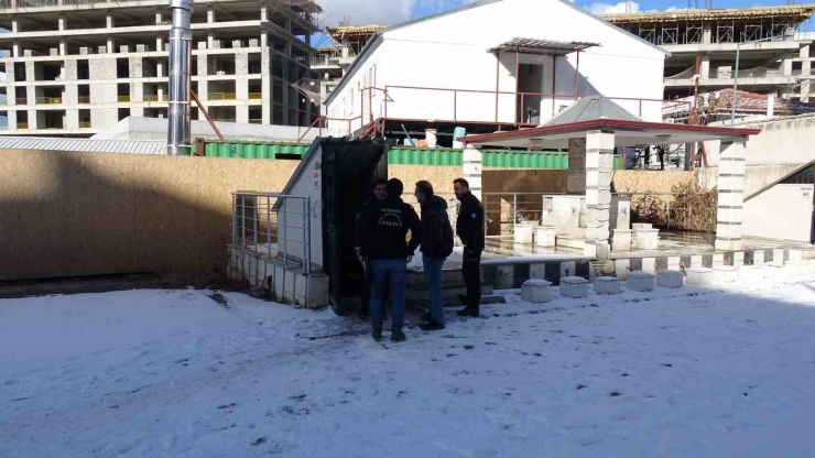 Malatya’da Cami Tuvaletinde Baygın Bulunan Genç Hastaneye Kaldırıldı