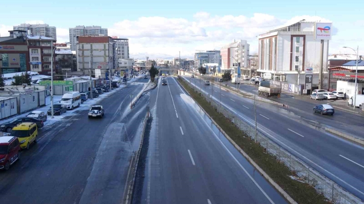 Malatya’da Buzlanma Servis Araçlarını Da Vurdu