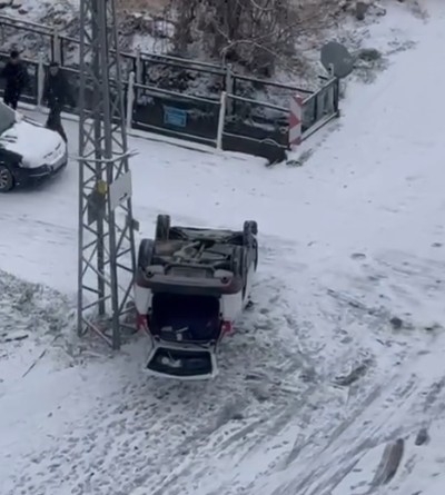 Kayan Araç Park Halindeki Aracı Devirdi: O Anlar Kamerada