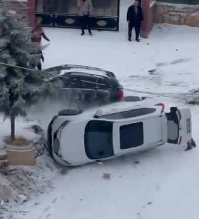 Kayan Araç Park Halindeki Aracı Devirdi: O Anlar Kamerada