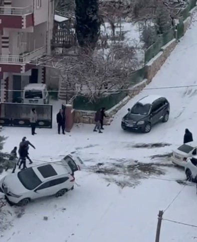 Kayan Araç Park Halindeki Aracı Devirdi: O Anlar Kamerada