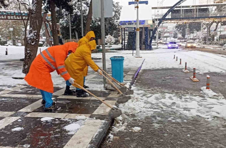 Haliliye Belediyesi Ekiplerinden Karla Yoğun Mücadelede