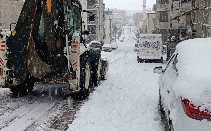 Haliliye Belediyesi Ekiplerinden Karla Yoğun Mücadelede