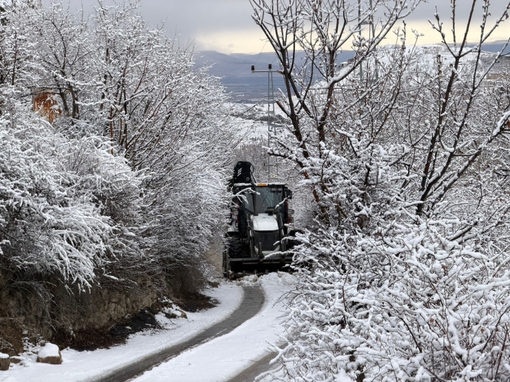 Yeşilyurt Belediyesi Karla Mücadelede Çalışmalarını Sürdürüyor
