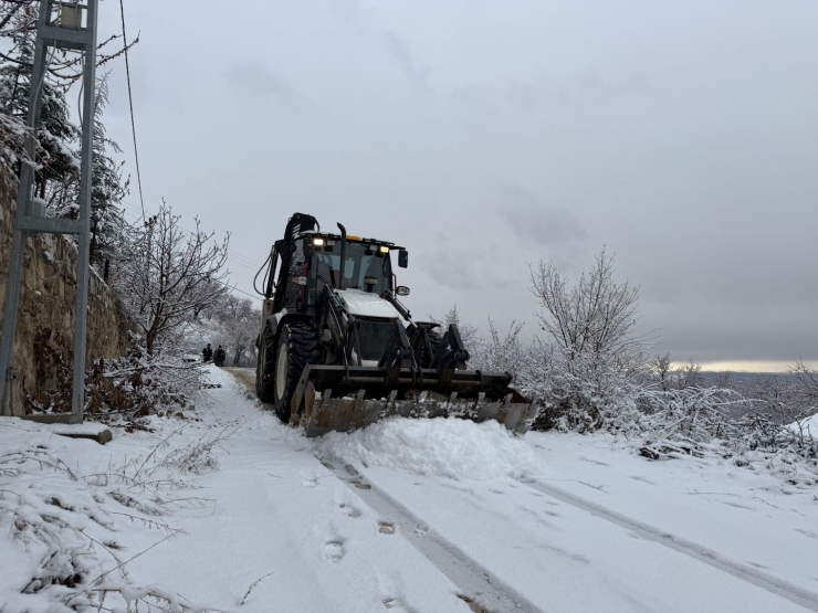 Yeşilyurt Belediyesi Karla Mücadelede Çalışmalarını Sürdürüyor