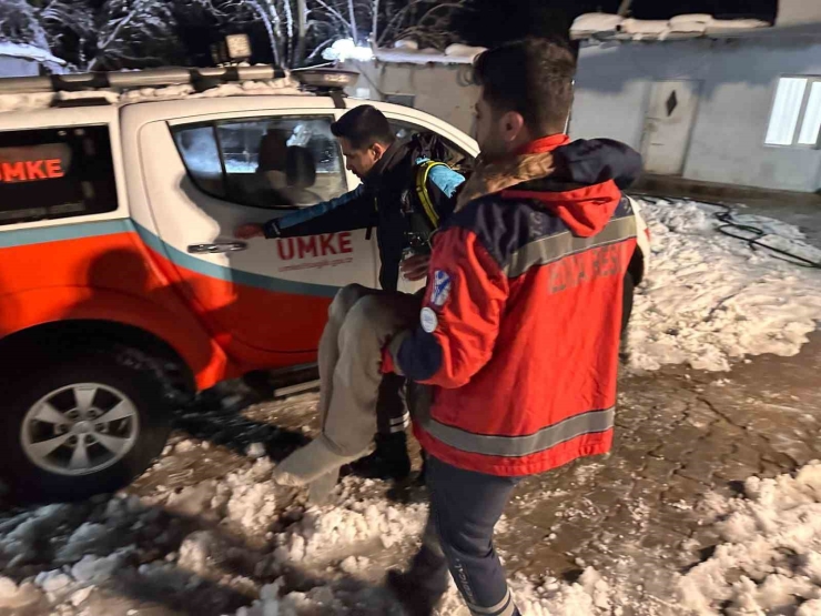 Sağlık Ekipleri Karlı Yolda Zamanla Yarışarak Hastaya Ulaştı