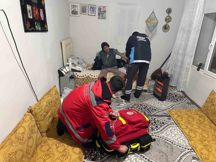 Sağlık Ekipleri Karlı Yolda Zamanla Yarışarak Hastaya Ulaştı