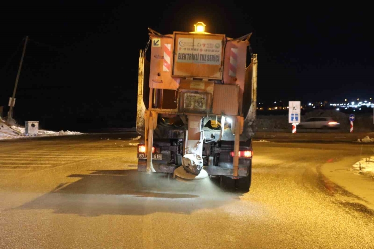 Büyükşehir Belediyesi 235 Ekiple Karla Mücadeleyi Sürdürdü