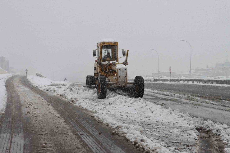 Büyükşehir Belediyesi 235 Ekiple Karla Mücadeleyi Sürdürdü
