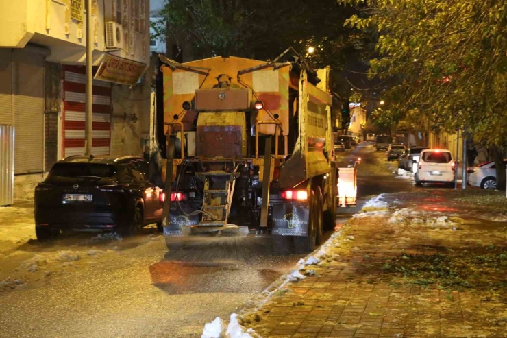 Büyükşehir Belediyesi 235 Ekiple Karla Mücadeleyi Sürdürdü