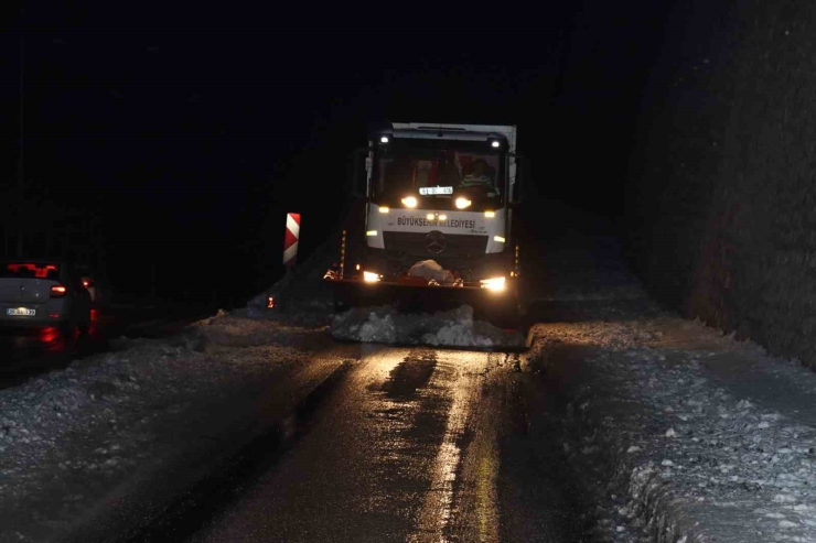 Büyükşehir Belediyesi 235 Ekiple Karla Mücadeleyi Sürdürdü
