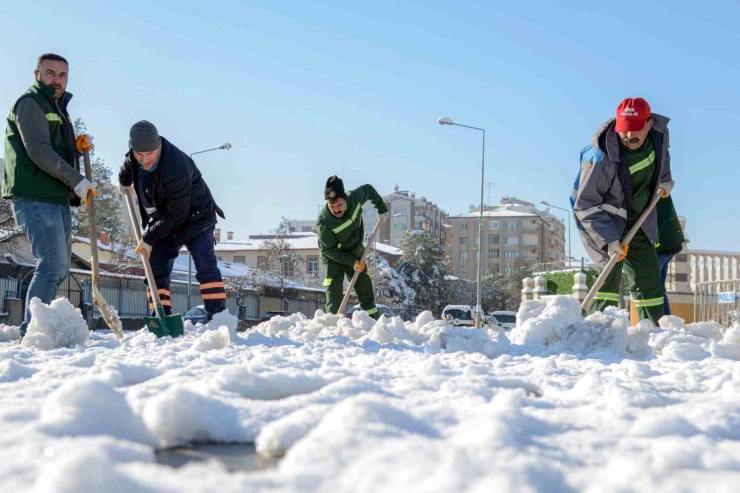 Kar Ve Buzlanmaya Karşı Kaldırım Temizliği