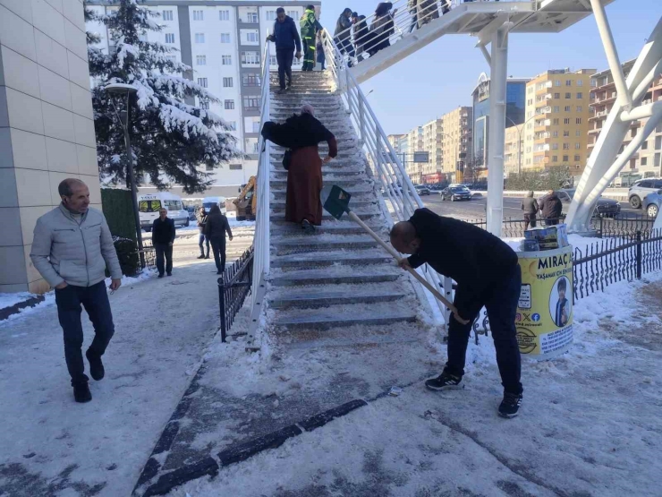 Kar Ve Buzlanmaya Karşı Kaldırım Temizliği
