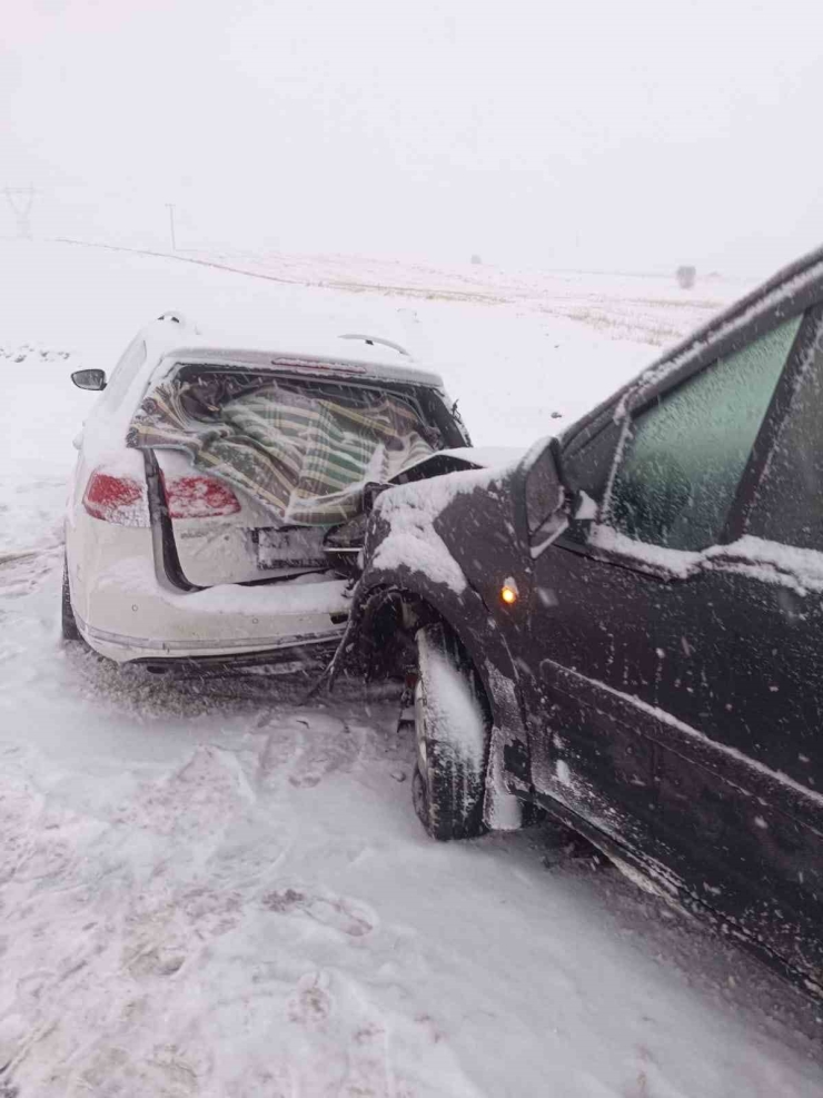 Karlı Yolda Araçlar Çarpıştı: 1 Yaralı