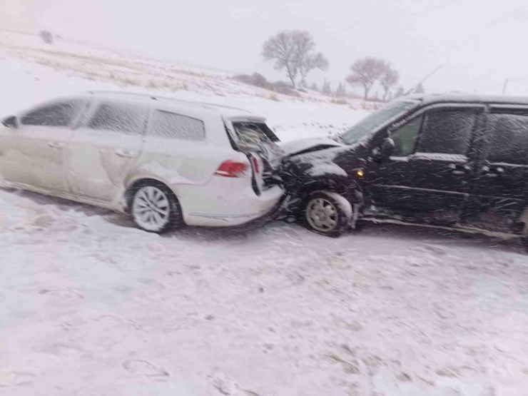 Karlı Yolda Araçlar Çarpıştı: 1 Yaralı