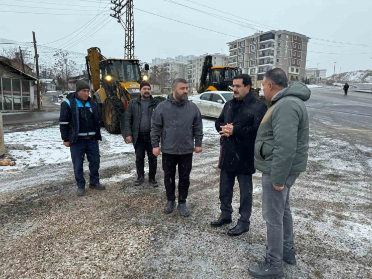 Battalgazi’de Başkan Taşkın Ekiplerle Birlikte Sahada