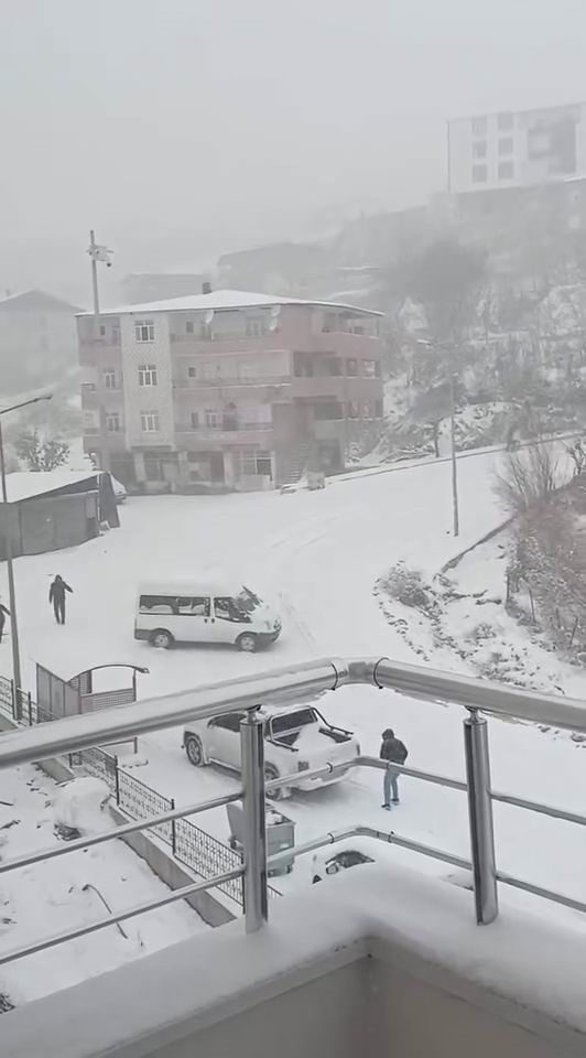 Kayarak Üzerine Gelen Minibüsü Gördü, Manevrasıyla Kazadan Kurtuldu