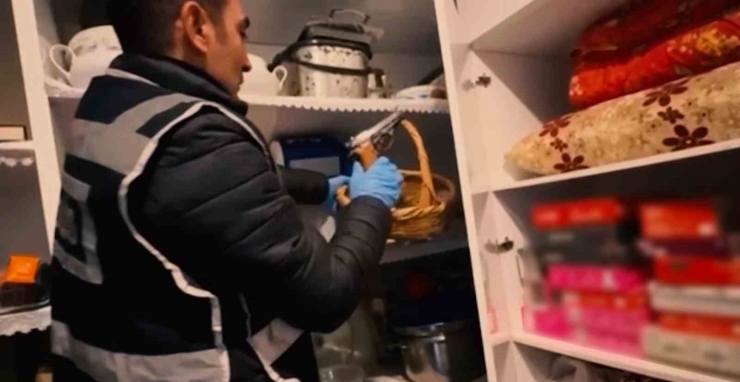 Gaziantep’te Nitelikli Dolandırıcılık Operasyonu: 25 Adet Ruhsatsız Silah Ele Geçirildi