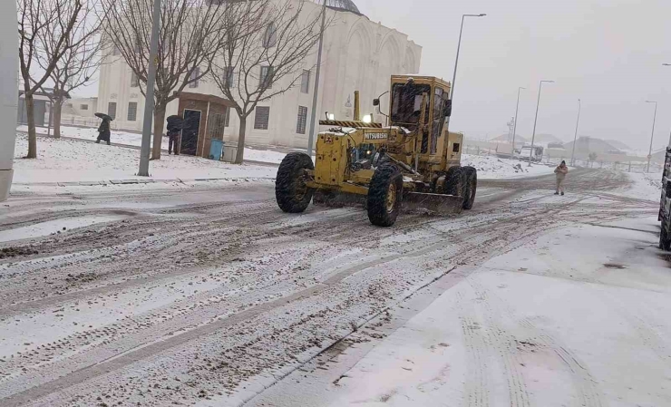 Haliliye Belediyesi Ekipleri Kar Mesaisinde